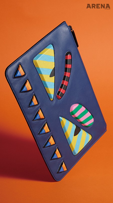 악동 같은 표정을 담은 클러치백. 주황색과 파란색으로 칠한 삼각형은 입, 노란색과 하늘색이 교차하는 삼각형은 눈이다. 1백95만원 펜디 제품.  