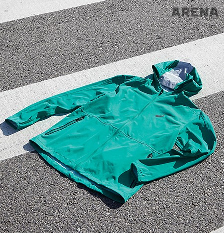 라미네이트 코팅으로 방수·방풍 기능을 극대화한 바람막이 점퍼 14만9천원 아식스 제품.