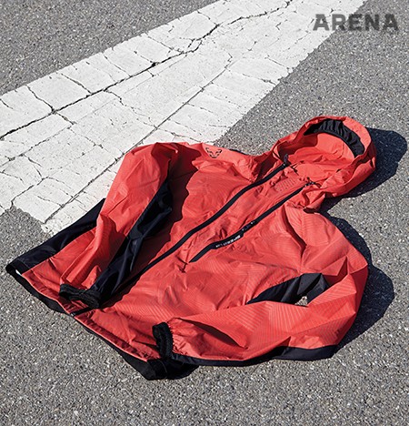 비대칭 지퍼 디테일의 바람막이 점퍼 18만9천원 다이나핏 제품.