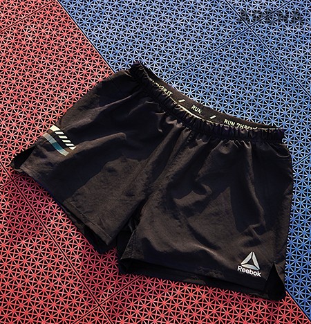 오른쪽 다리에 반사체 스티커를 더한 5인치 길이 반바지 4만9천원 리복 제품. 