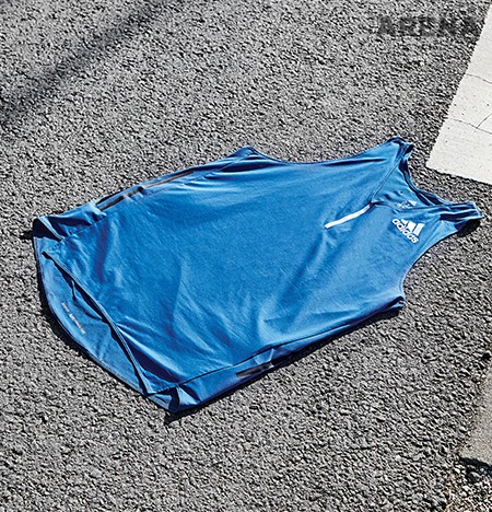 V넥 형태 슬리브리스 7만9천원 아디다스 제품. 