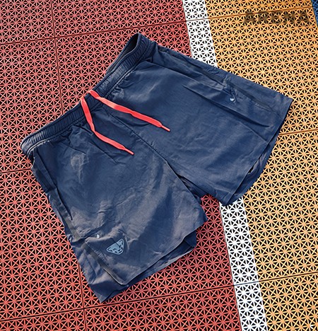 경량 소재로 완성한 4부 반바지 9만9천원 다이나핏 제품. 