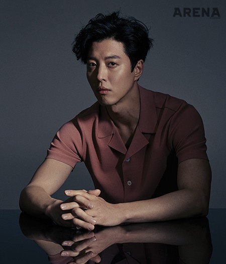 분홍색 니트는 발렌티노 제품.