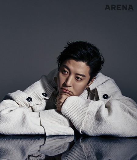 아이보리색 니트는 라프 시몬스 by 10 꼬르소 꼬모 제품.