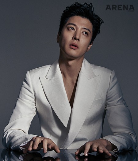 흰색 수트는 김서룡 옴므 제품.