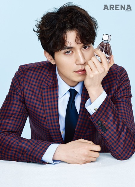 향수 지미추 로 제품·패턴 재킷, 네이비 타이 모두 폴스미스 제품·블루 셔츠 알렉산더 왕 제품.