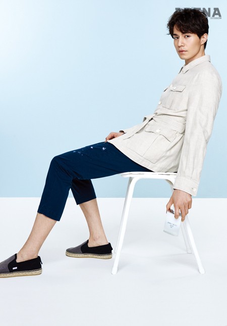 베이지 재킷 라르디니 제품·네이비 팬츠 디스퀘어드2 제품·에스파드리유 지미추 제품.