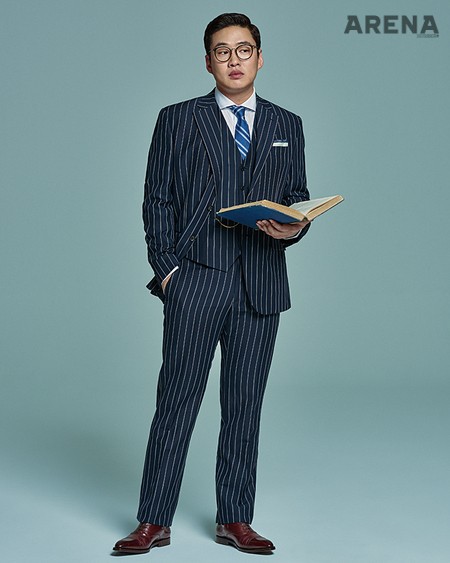 안재홍이 입은 흰색 셔츠는 마시모두띠, 핀 스트라이프 스리피스 수트는 스튜디오 더수트, 스트라이프 타이와 행커치프는 모두 브로이어, 안경은 라이아이웨어 제품.