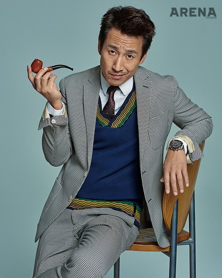 이선균이 입은 니트와 체크무늬 수트는 모두 펜디, 버건디 타이는 시스템 옴므, 까레라 칼리버 호이어 01 시계는 태그호이어, 손에 쥔 파이프는 사비넬리 by 주식회사 다래코, 흰색 셔츠는 스타일리스트 소장품. 
