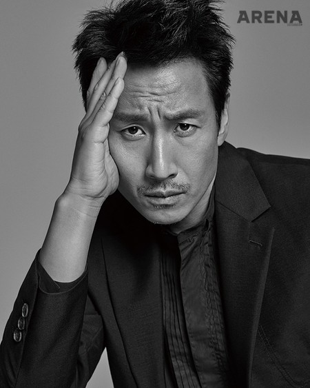 안재홍이 입은 흰색 셔츠는 마시모두띠, 핀 스트라이프 스리피스 수트는 스튜디오 더수트, 스트라이프 타이와 행커치프는 모두 브로이어, 안경은 라이아이웨어, 회중시계 는 제이미앤벨 제품.
