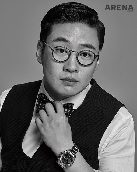 이선균이 입은 남색 셔츠와 수트는 모두 살바토레 페라가모 제품. 