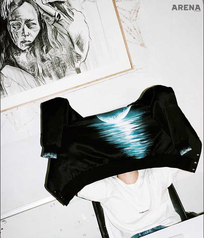 한가운데 로고를 프린트한 흰색 반소매 티셔츠 43만5천원·청바지 89만원·달빛과 물결을 그려 넣은 새틴 블루종 3백25원 모두 생 로랑 제품. 