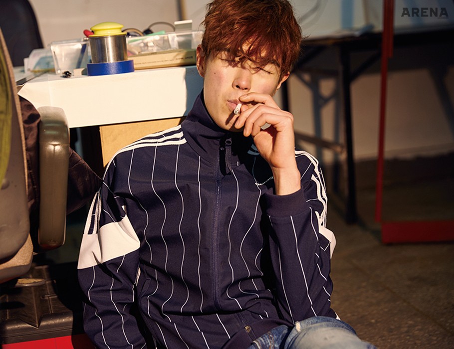 줄무늬 집업 점퍼 13만9천원 아디다스 오리지널스, 워싱 데님 팬츠 19만8천원 클럽 모나코 제품. 