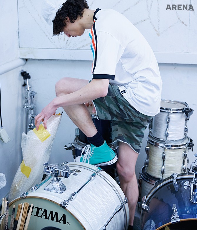 줄무늬 반소매 티셔츠 가격미정 아디다스 스케이트보딩, 카무플라주 패턴 저지 소재 반바지 3만5천원 H&M, 흰색 캡 6만8천원 캉골, 민트색 하이톱 스니커즈 5만7천원 
컨버스 제품. 