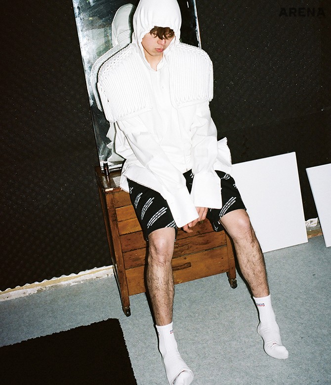 후드가 달린 흰색 반소매 피케 셔츠 21만8천원 라코스테 뉴욕 컬렉션 제품. 밑단에 작은 폼폼을 장식한 흰색 드레스 셔츠·흰색 견장 모두 가격미정 버버리, 레터링 패턴 반바지 7만9천원 아디다스 오리지널스 제품. 