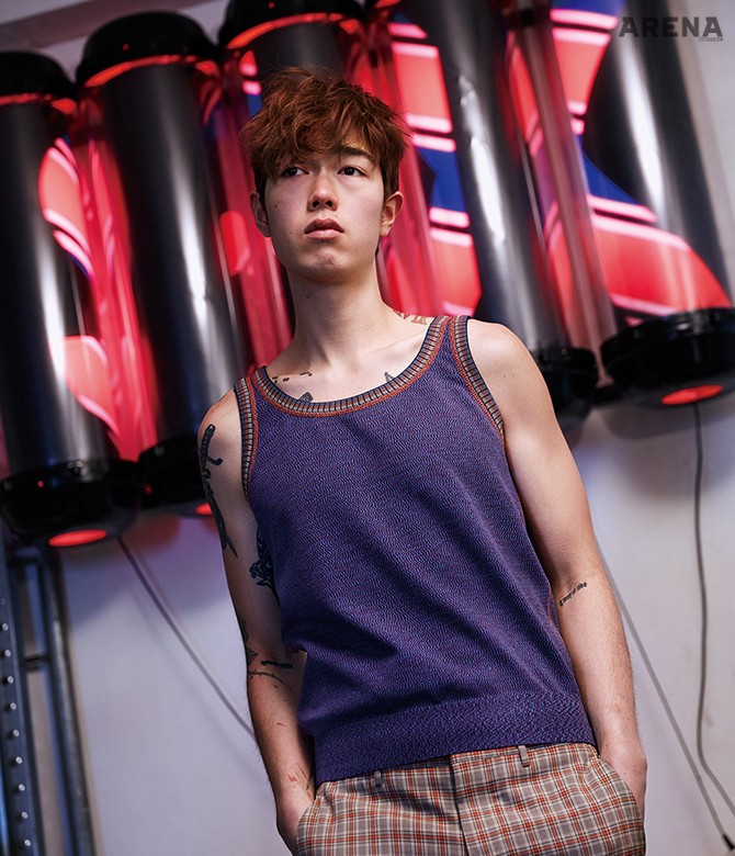 보라색 슬리브리스 톱·체크 패턴 바지 모두 가격미정 프라다 제품. 