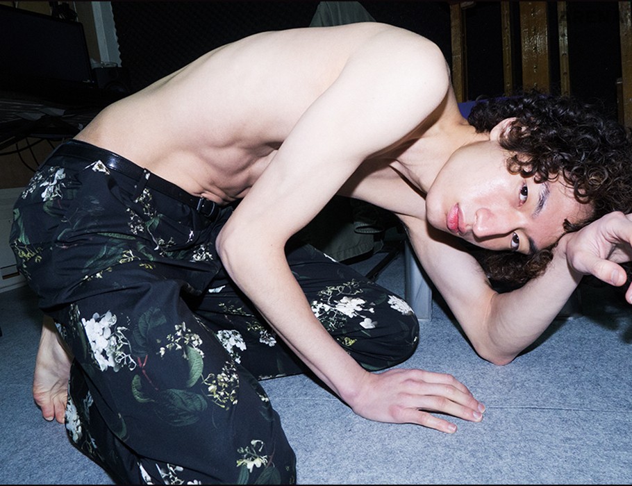 검은색 꽃무늬 바지 6만9천원 H&M 제품. 