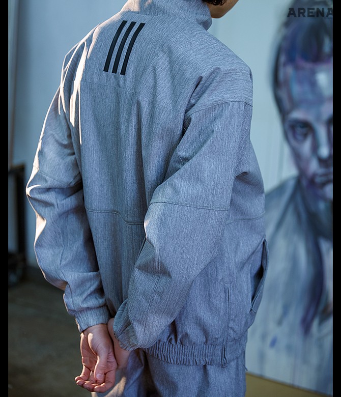 회색 집업 점퍼 12만9천원·같은 소재의 바지 14만9천원 모두 아디다스 오리지널스 제품.