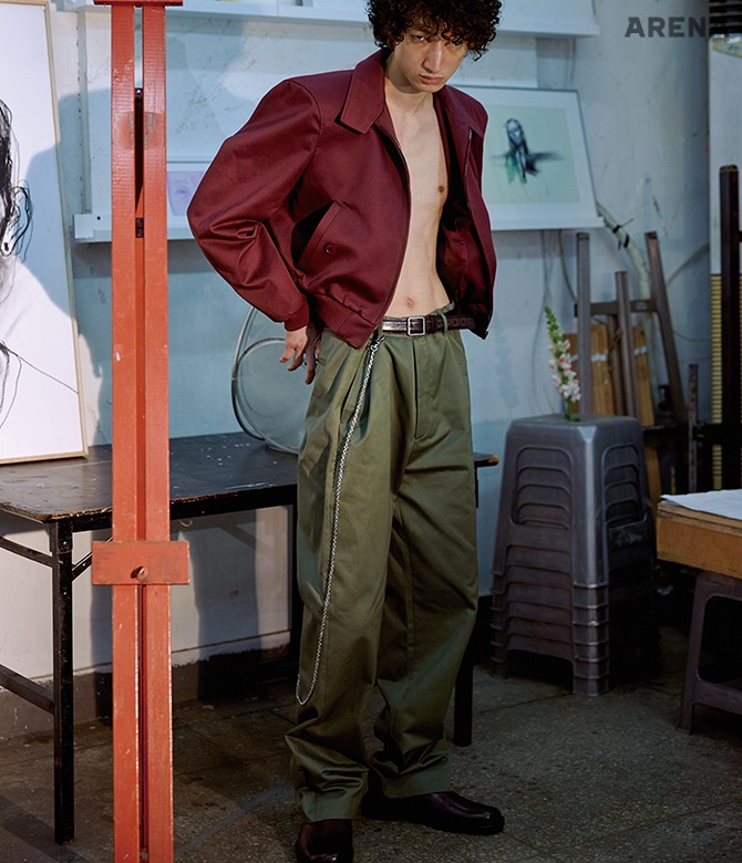 길이가 짧은 자주색 블루종 1백53만5천원· 카키색 와이드 팬츠 64만원·가죽 벨트 가격미정·금속 체인 85만원·슬리퍼 형태의 구두 가격미정 모두 발렌시아가 제품.