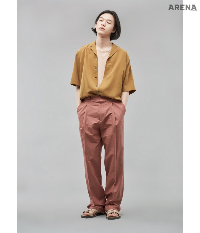 민소매 셔츠·오픈칼라 셔츠 모두 가격미정 오디너리 피플, 통 넓은 분홍색 바지 가격미정 보테가 베네타, 샌들 가격미정 루이 비통 제품.