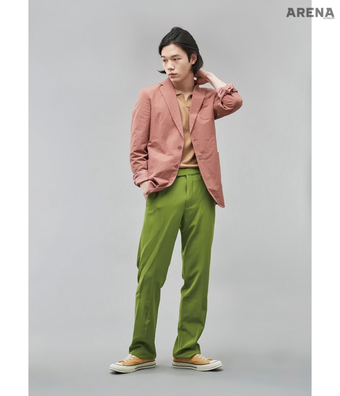 니트 폴로 티셔츠 16만5천원 유즈드퓨처, 분홍색 싱글 버튼 재킷 가격미정 보테가 베네타, 싱그러운 연두색 바지 1백7만원 구찌, 운동화 가격미정 컨버스 제품.