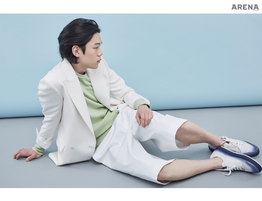 연두색 스웨트 티셔츠 27만5천원 스톤 아일랜드, 더블브레스트 재킷 가격미정 김서룡 옴므, 통이 넓은 흰 반바지 49만원 준 지, 그러데이션이 들어간 운동화 가격미정 벨루티 제품.