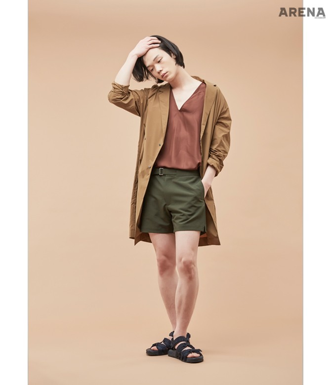 실크 소재 민소매 셔츠 가격미정 김서룡 옴므, 독특한 여밈 장식이 특징인 환절기 코트 가격미정 코스, 간결한 버클의 벨트가 포함된 반바지 4만9천원 H&M, 샌들 가격미정 베르사체 제품. 