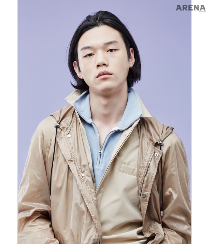 하늘색 하프 집업 스웨트 셔츠 15만원 NAG by 아이엠샵, 점프수트 가격미정 노앙, 얇고, 가벼운 레인코트 가격미정 베르사체 제품.