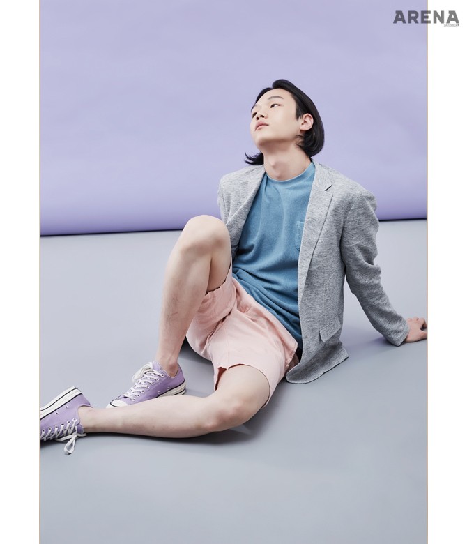 테리 소재 반소매 티셔츠 8만6천원 헤리티지 플로스, 싱글 버튼 재킷 가격미정 DKNY, 리넨 반바지 4만9천원 자라, 운동화 9만2천원 컨버스 제품.