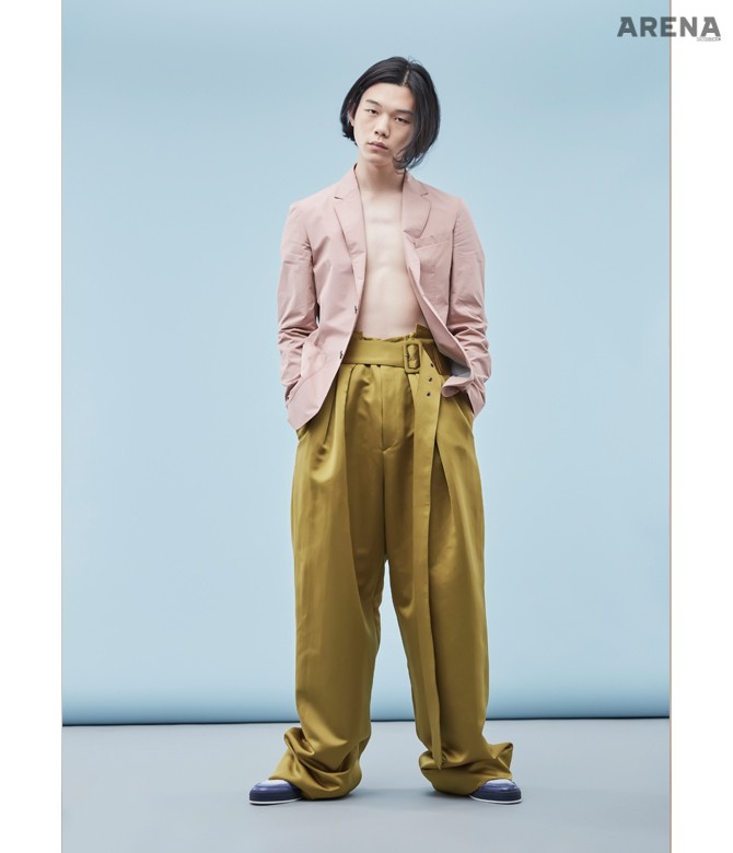 분홍색 재킷 가격미정 질 샌더, 벨트 장식이 있는 와이드 팬츠 가격미정 우영미, 그러데이션이 들어간 운동화 가격미정 벨루티  제품.