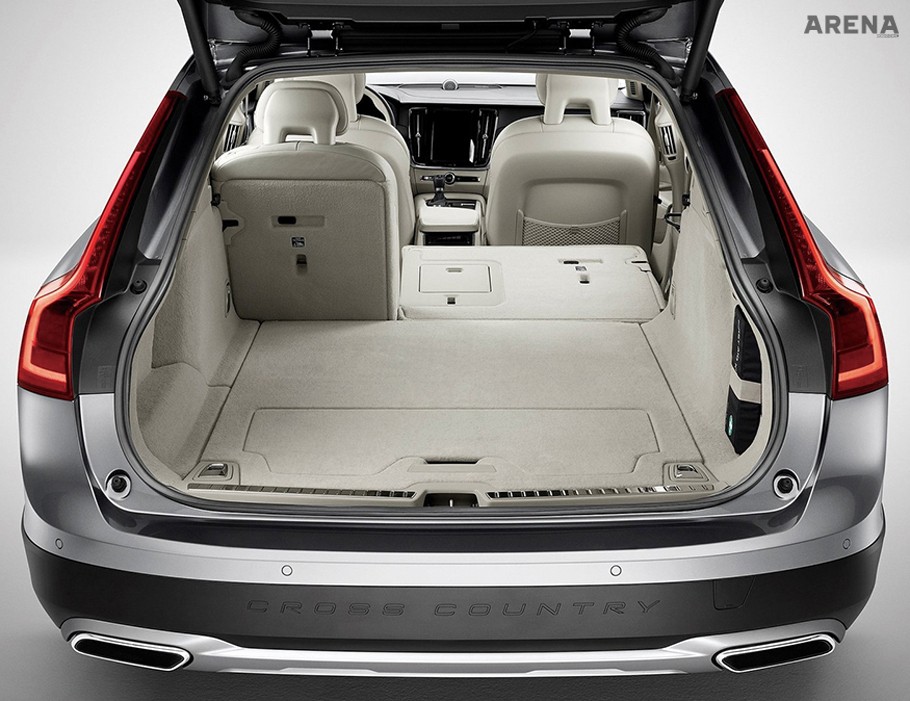 성인 남자가 편하게 누워도 넉넉한 실내 공간.