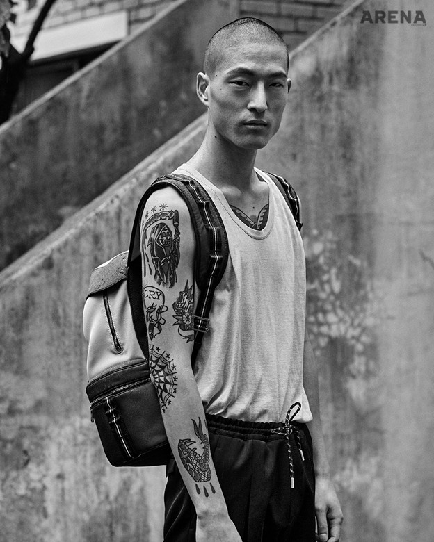 크림색 민소매 니트 가격미정 에르메스, 조거 팬츠 가격미정·단단하게 각진 형태의 백팩 3백60만원 모두 디올 옴므 제품.