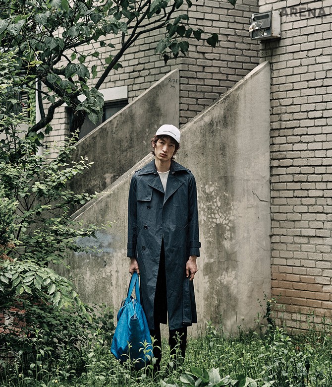 얼기설기 짠 니트 톱·남색 트렌치코트·고동색 팬츠·흰색 캡 모자·파란색 오버사이즈 쇼퍼백·검은색 슬라이드 슈즈 모두 가격미정 발렌시아가 제품.