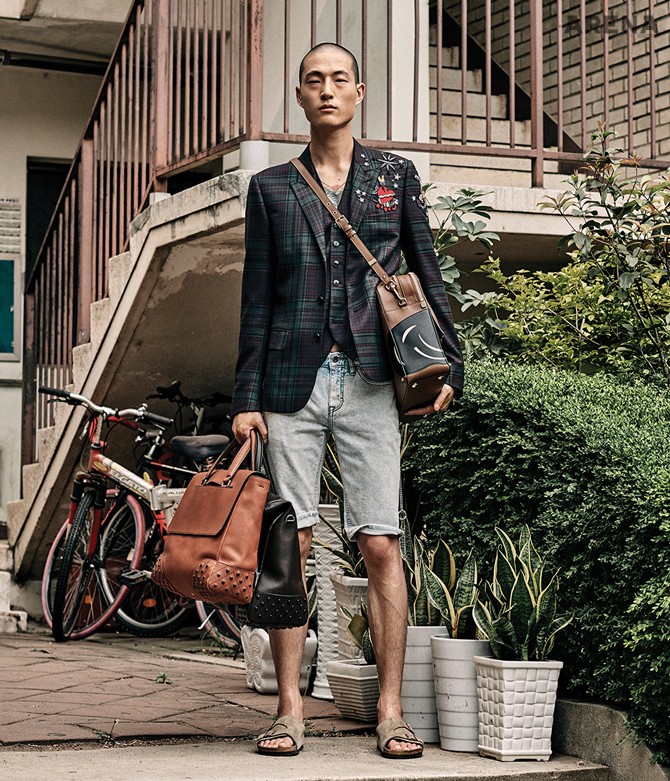 패치 장식의 타탄 체크무늬 재킷·타탄 체크무늬 베스트·표범 모양의 가죽을 덧댄 크로스백 모두 가격미정 발렌티노, 데님 반바지 16만9천원 캘빈클라인 진, 고동색 토트백·캐러멜색 토트백 모두 가격미정 토즈, 스웨이드 슬리퍼 12만9천원 버켄스탁 제품.