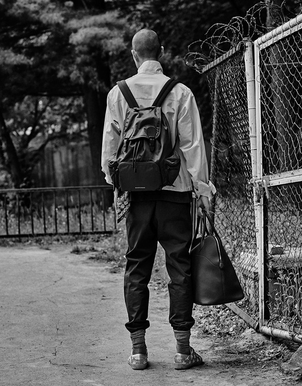 아노락 재킷 2백40만원대·파란색 니트 톱 1백만원대·남색 조거 팬츠 70만원대 모두 살바토레 페라가모, 별무늬 슈즈 77만5천원 생 로랑 by 안토니 바카렐로, 나일론 소재의 남색 백팩 1백70만원 버버리, 남색 토트백 가격미정 에르메스 제품.