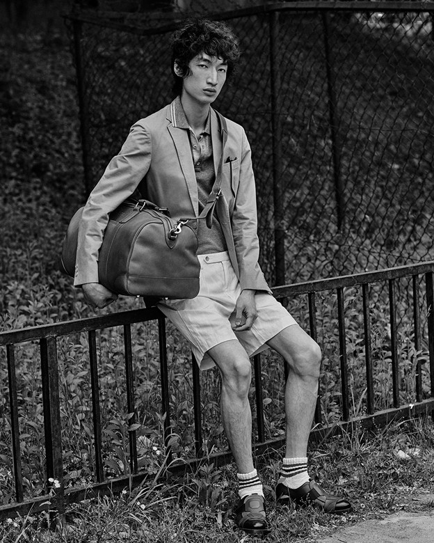 베이지색 재킷 가격미정·회색 피케 티셔츠 15만원대·흰색 반바지 13만원대·가죽 소재 더플백 80만원대 모두 폴로 랄프 로렌, 갈색 슈즈 1백20만원대 살바토레 페라가모 제품.