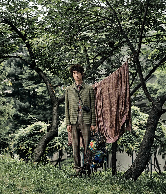 풀색의 체크무늬 재킷 가격미정·다양한 색이 섞인 체크무늬 셔츠 가격미정·체크무늬 팬츠 가격미정·헤드밴드 가격미정·하이킹 백팩 2백20만원대 모두 프라다, 검은색 샌들 1백36만5천원 루이 비통, 크로스로 멘 디지털카메라 에디터 소장품.