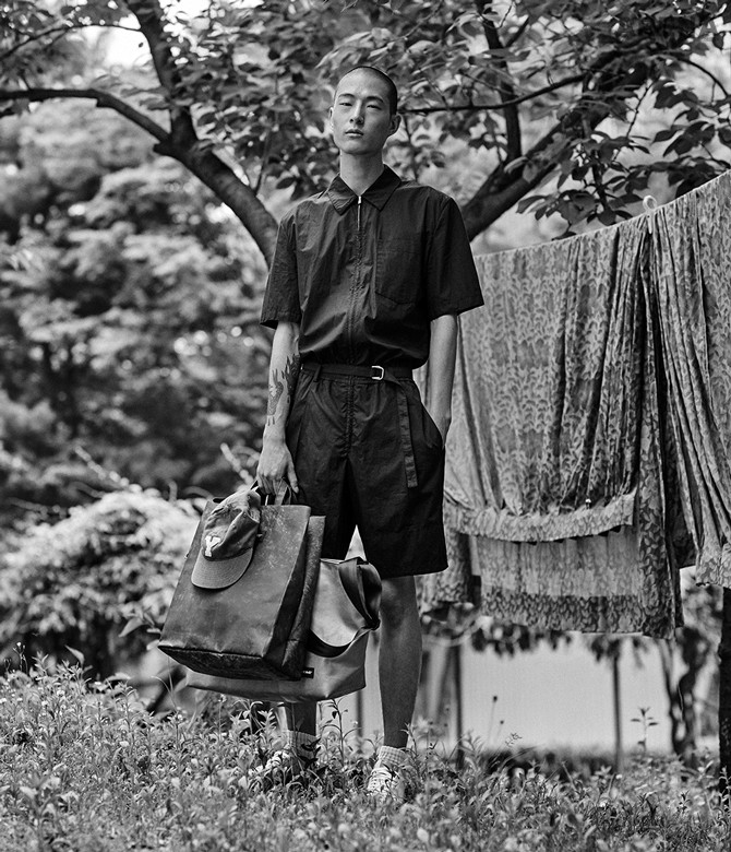 남색 점프수트 가격미정 에르메스, 큼직한 은색 크로스백 31만2천원·회색 토트백 13만2천원 모두 프라이탁, 흰색 슈즈 가격미정 브로이어 블루, 회색 캡 모자 에디터 소장품.