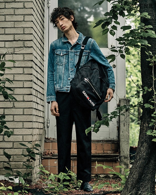 데님 재킷 26만9천원 캘빈클라인 진, 검은색 데님 팬츠 67만원 버버리, 로고 프린트의 검은색 백팩 1백45만원·검은색 슈즈 97만5천원 모두 생 로랑 by 안토니 바카렐로 제품.