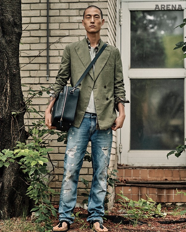 야자수 무늬 셔츠 1백50만원·올리브색 리넨 재킷 2백만원·남색 크로스백 2백60만원대 모두 토즈, 회색 티셔츠 15만원대 폴로 랄프 로렌, 데님 팬츠 25만9천원 캘빈클라인 진, 검은색 슬리퍼 8만9천원 버켄스탁 제품.