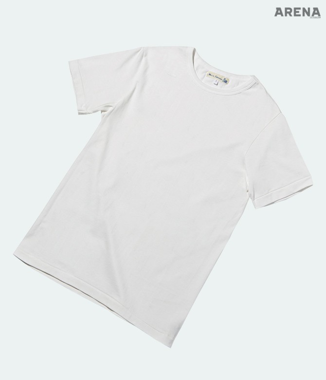 오가닉 인증을 받은 원단을 사용했으며 입었을 때 적당한 무게감이 느껴지는 면 저지 티셔츠 9만9천원 멀츠 비. 슈바넨 by 바버샵 제품.