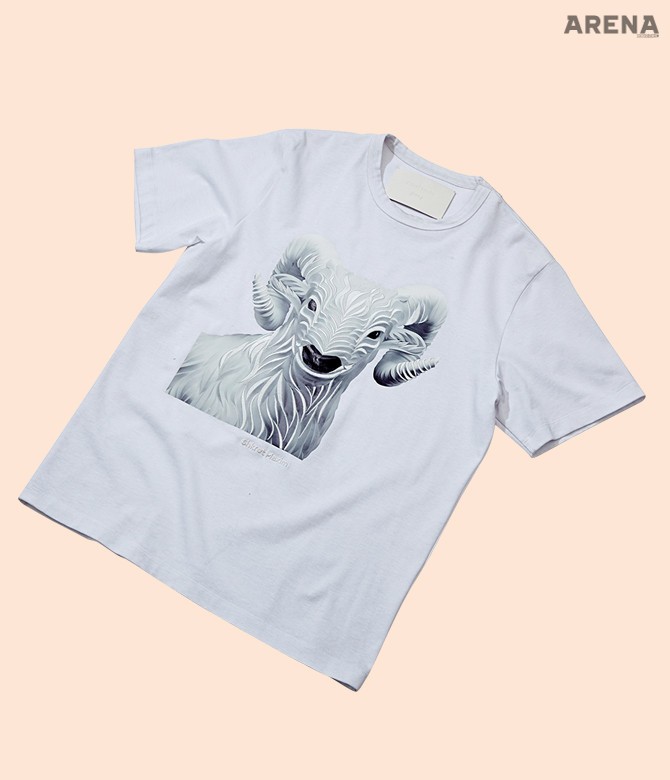 러시아 디자이너 막심 슈크렛의 산양 일러스트에 자수를 더해 입체적인 효과를 더한 티셔츠 26만원 준 지 제품.