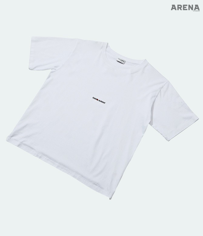 브랜드 로고를 중앙에 작게 배치하고 밑단의 마감을 생략한 티셔츠 40만원대 생 로랑 by 안토니 바카렐로 제품.