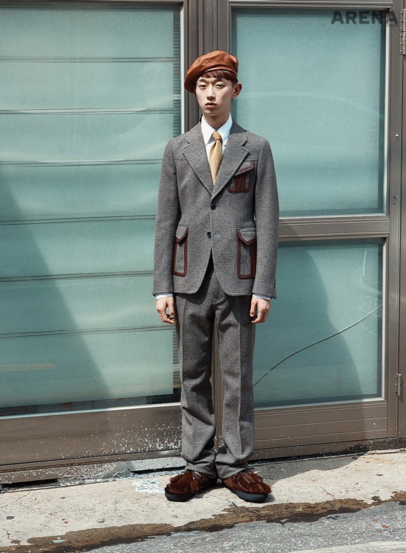 Prada 
복고 느낌의 연갈색 수트·흰색 셔츠·캐멀색 타이·갈색 베레모·갈색 털신 모두 가격미정 프라다 제품.