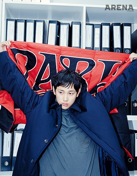 PARIS 로고 패디드 숄·패디드 오버사이즈 트렌치코트·그레이 터틀넥 티셔츠 모두 발렌시아가 제품.