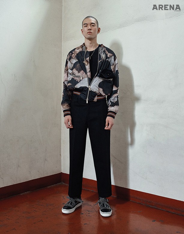 Dior Homme 
프린트 집업 재킷·검은색 티셔츠·검은색 와이드 팬츠·버클 장식 스니커즈 모두 가격미정 디올 옴므 제품.