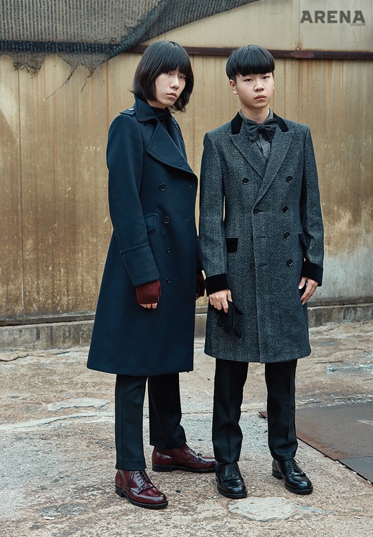 Bottega Veneta 
(왼쪽부터) 감색 더블브레스트 코트·터틀넥 니트·팬츠·자주색 워머·자주색 슈즈 모두 가격미정 보테가 베네타 제품. 
진회색 체스터필드 코트·셔츠·팬츠·검은색 보타이·슈즈 모두 가격미정 보테가 베네타 제품.