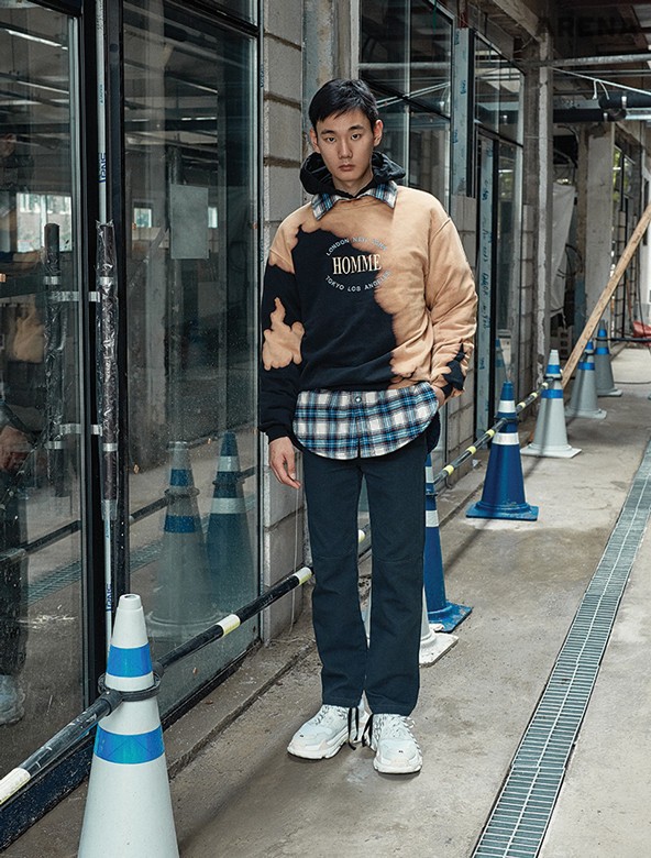 Balenciaga
날염 디테일 스웨트 셔츠·패딩 체크 셔츠·검은색 후디 셔츠·감색 면 팬츠·흰색 스니커즈 모두 가격미정 발렌시아가 제품. 