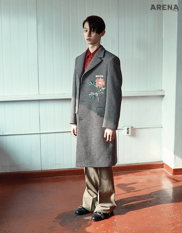 Gucci 
꽃무늬 자수 장식 코트·빨간색 실크 셔츠·체크무늬 나팔바지·버클 장식 부츠 모두 가격미정 구찌 제품.