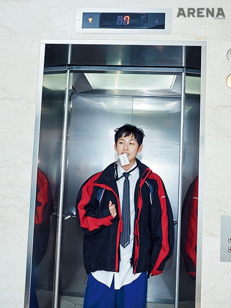 C 커브 구조의 블로킹 파카·옴므 엠브로이드 셔츠·그레이 타이·코튼 트랙수트 팬츠 모두 발렌시아가 제품. 